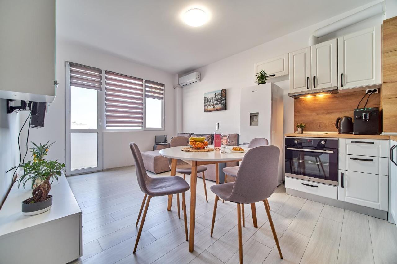 Cozy Apartment With Balcony On The Black Sea- Part Of The Family 'Vicki Apart Варна Екстериор снимка