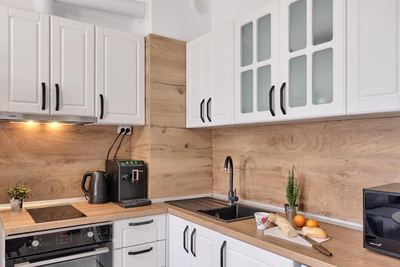 Cozy Apartment With Balcony On The Black Sea- Part Of The Family 'Vicki Apart Варна Екстериор снимка
